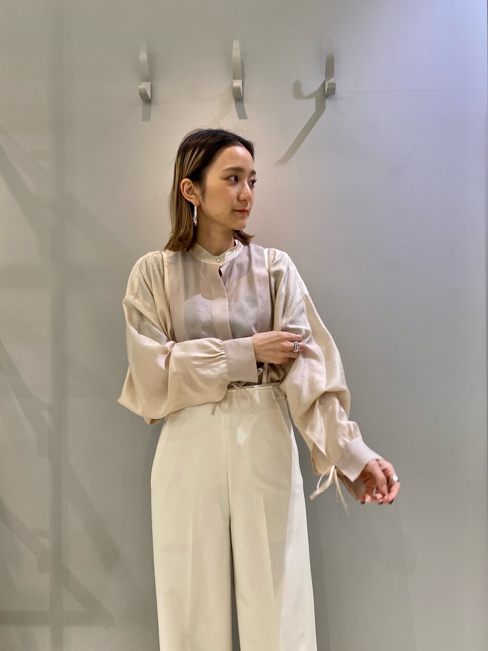 ホワイト系のその他パンツ、ベージュ系のシャツ/ブラウス、ホワイト系のニット/セーターを着用したレディースの冬コーディネートの4枚目の写真