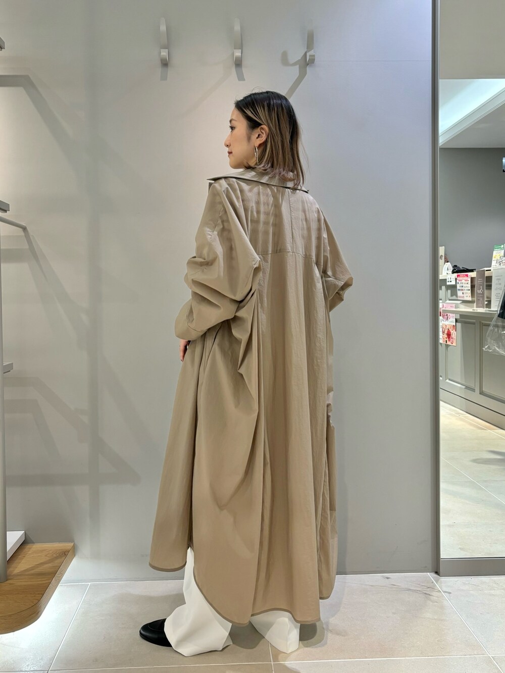 ベージュ系のその他アウター、ホワイト系のその他パンツ、ピンク系のTシャツ/カットソーを着用したレディースの春コーディネートの3枚目の写真