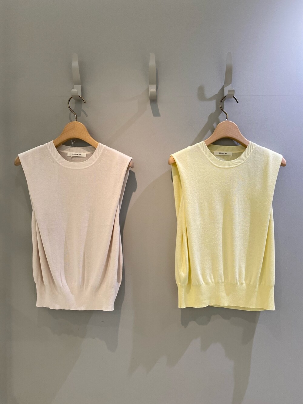 グレー系のニット/セーター、ブラック系のスカート、ブラウン系のショルダーバッグを着用したレディースの夏コーディネートの7枚目の写真