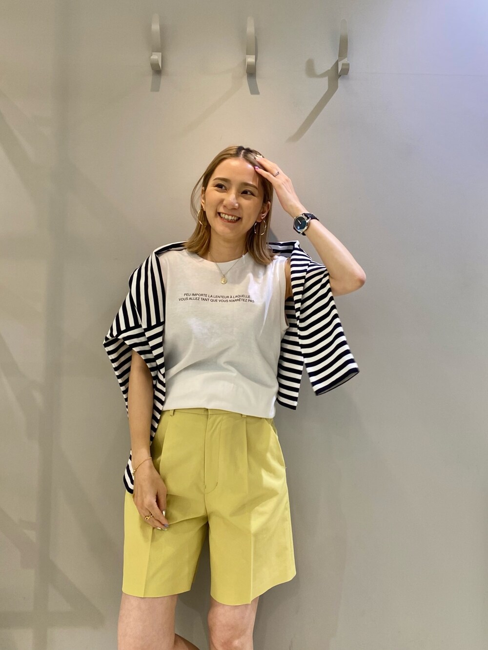 イエロー系のその他パンツ、ブラック系のTシャツ/カットソー、ホワイト系のTシャツ/カットソーを着用したレディースの夏コーディネートの4枚目の写真