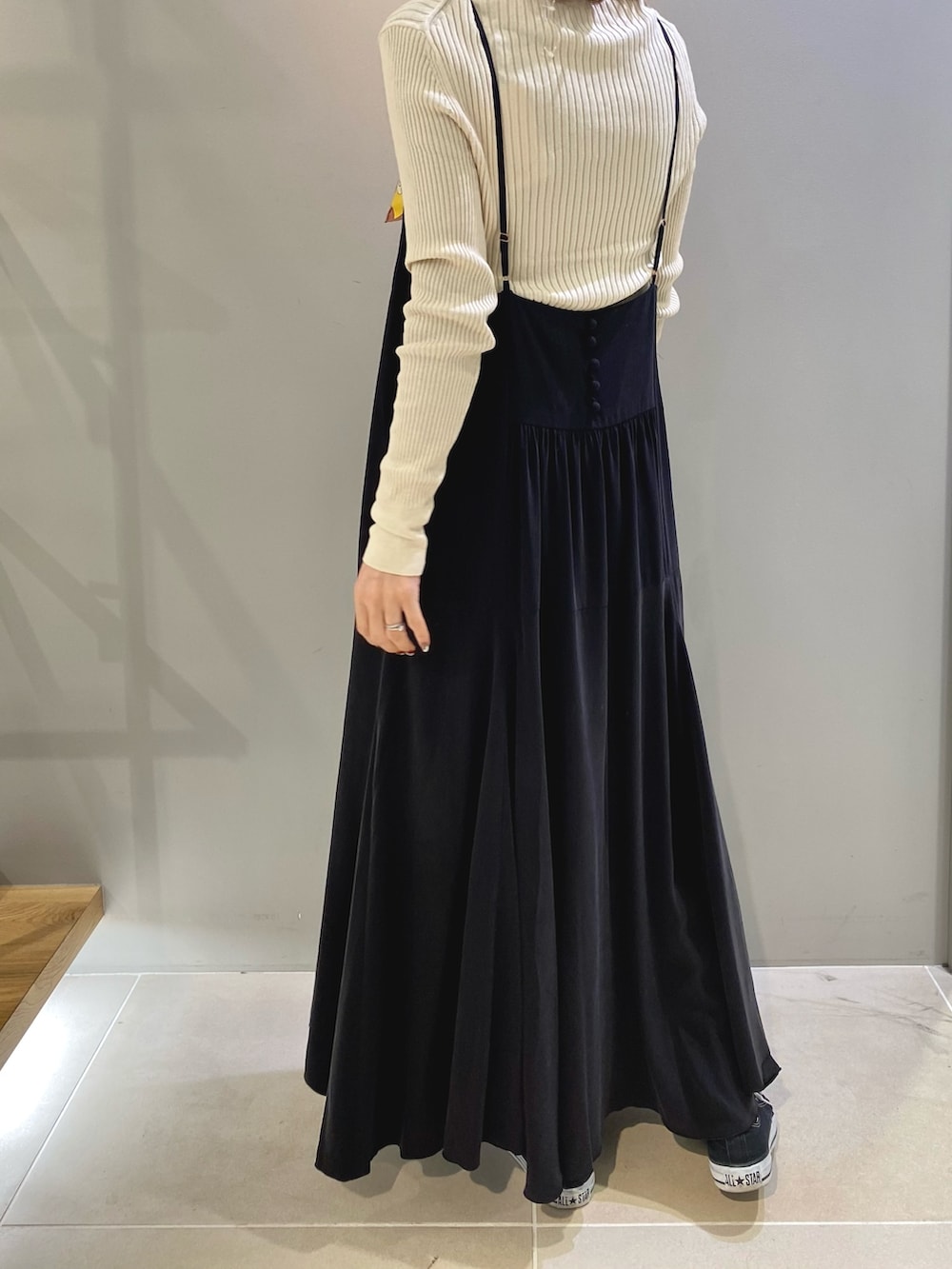「ニット、春色、休日スタイル、デニム、スニーカー、ショルダーバッグ、春アウター、春コーデ、春服みてみて、春服コーデ、オトナカジュアル、キャミワンピ、ママコーデ、きれいめカジュアル、ワンピース」｜「Rouge vifのキュプラキャミフレアワンピース（ワンピース、ブルー系）」を使った、たねこさん（レディース・158cm）の冬コーディネートの4枚目の写真