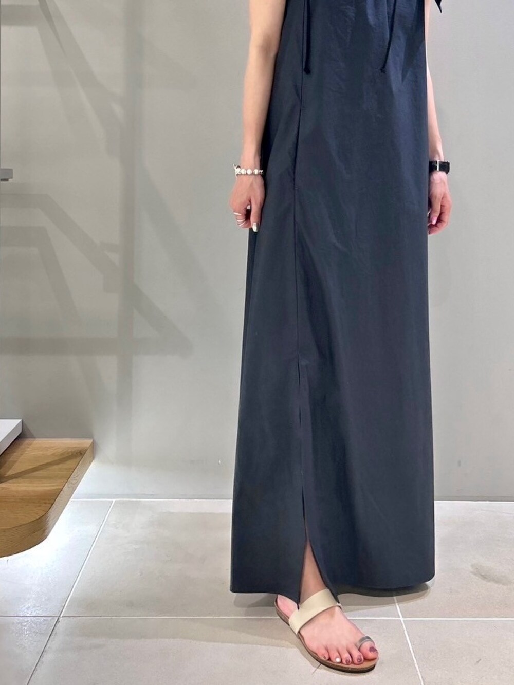 グレー系のワンピース、ブラック系のハットを着用したレディースの春コーディネートの5枚目の写真