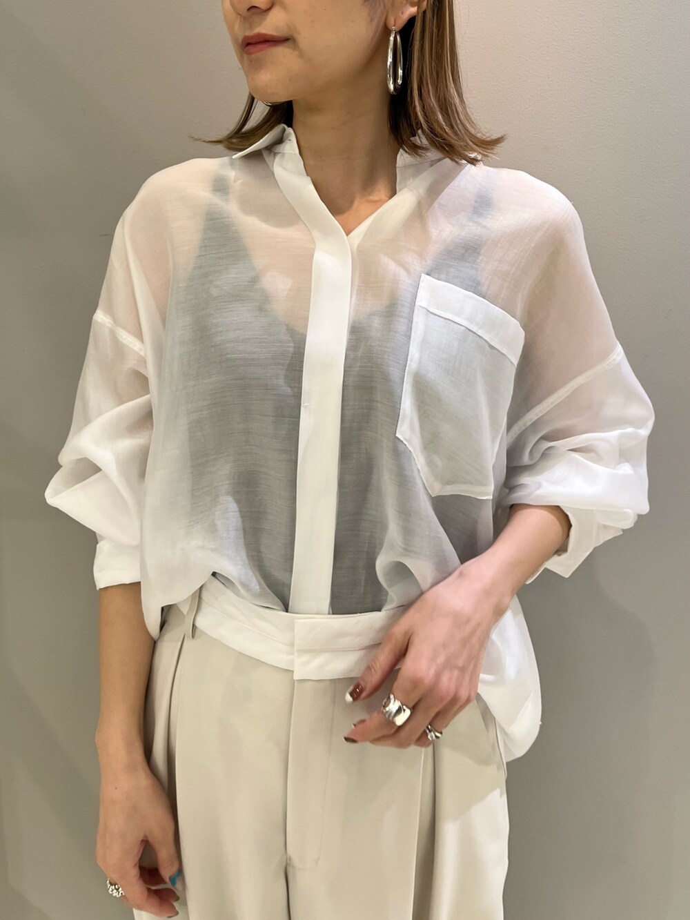 ホワイト系のその他パンツ、ベージュ系のショルダーバッグ、ブラック系のパンプスを着用したレディースの春コーディネートの2枚目の写真