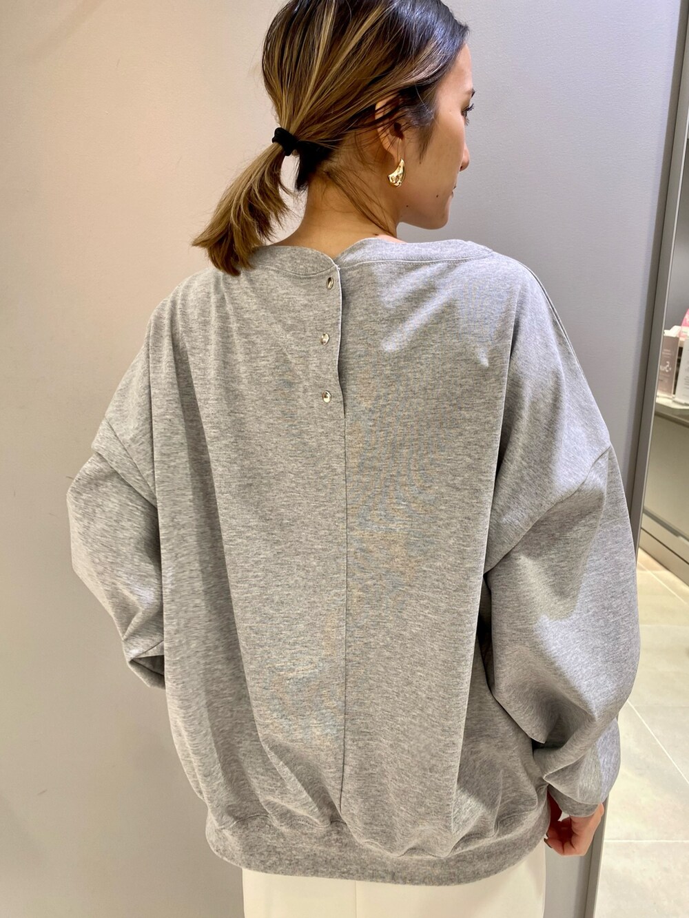 グレー系のTシャツ/カットソー、ホワイト系のスカート、ブルー系のシャツ/ブラウスを着用したレディースの春コーディネートの2枚目の写真