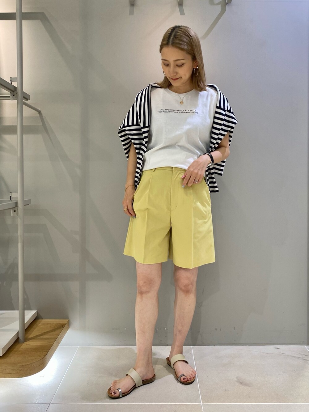 イエロー系のその他パンツ、ブラック系のTシャツ/カットソー、ホワイト系のTシャツ/カットソーを着用したレディースの夏コーディネートの2枚目の写真