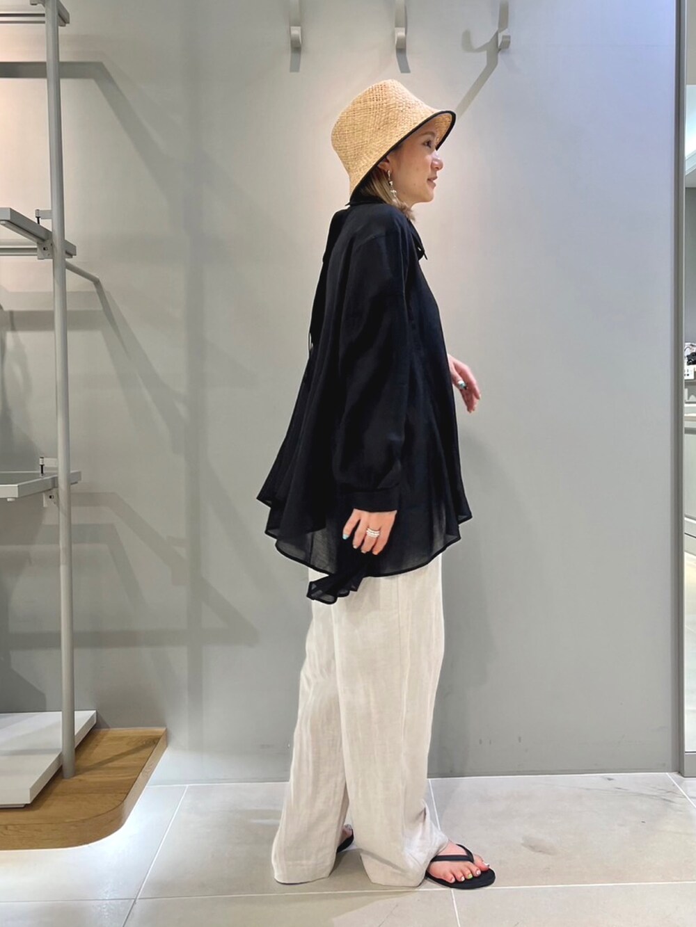 ブラック系のサンダル、ホワイト系のその他パンツ、ブラック系のシャツ/ブラウスを着用したレディースの夏コーディネートの2枚目の写真