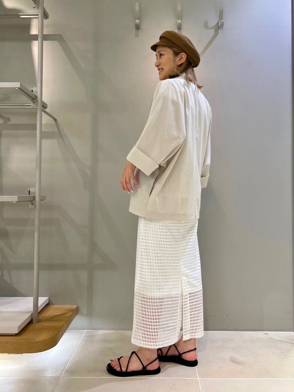 ベージュ系のテーラードジャケット、ホワイト系のスカート、ホワイト系のTシャツ/カットソーを着用したレディースの夏コーディネートの3枚目の写真