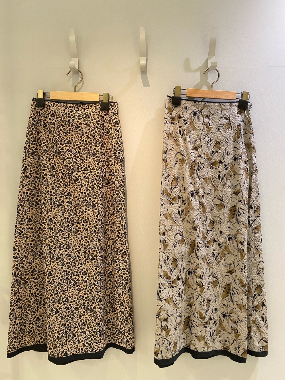 グレー系のカーディガン/ボレロ、ブラック系のショルダーバッグ、ブラック系のサンダルを着用したレディースの春コーディネートの5枚目の写真