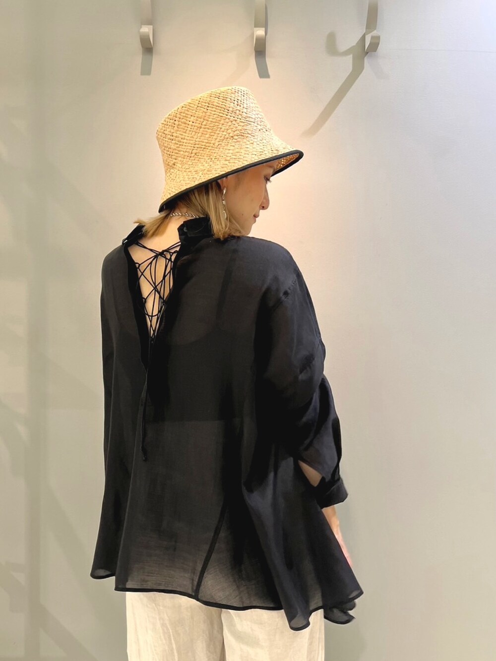 ブラック系のサンダル、ホワイト系のその他パンツ、ブラック系のシャツ/ブラウスを着用したレディースの夏コーディネートの5枚目の写真