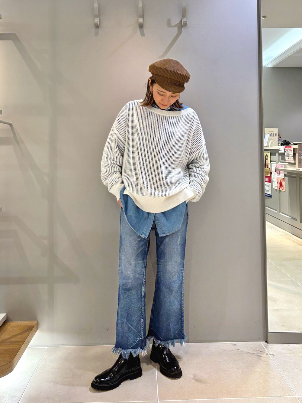 ホワイト系のニット/セーター、ブルー系のデニムパンツ、ブルー系のシャツ/ブラウスを着用したレディースの春コーディネートの2枚目の写真