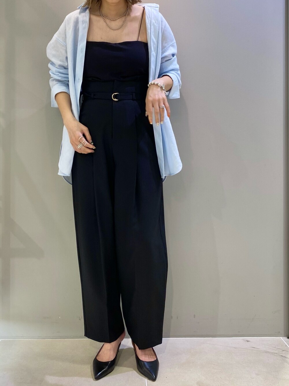 ホワイト系のショルダーバッグ、ブラック系のTシャツ/カットソー、ブラック系のその他パンツを着用したレディースの春コーディネートの4枚目の写真