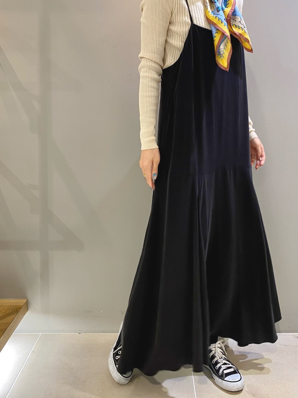 「ニット、春色、休日スタイル、デニム、スニーカー、ショルダーバッグ、春アウター、春コーデ、春服みてみて、春服コーデ、オトナカジュアル、キャミワンピ、ママコーデ、きれいめカジュアル、ワンピース」｜「Rouge vifのキュプラキャミフレアワンピース（ワンピース、ブルー系）」を使った、たねこさん（レディース・158cm）の冬コーディネートの3枚目の写真