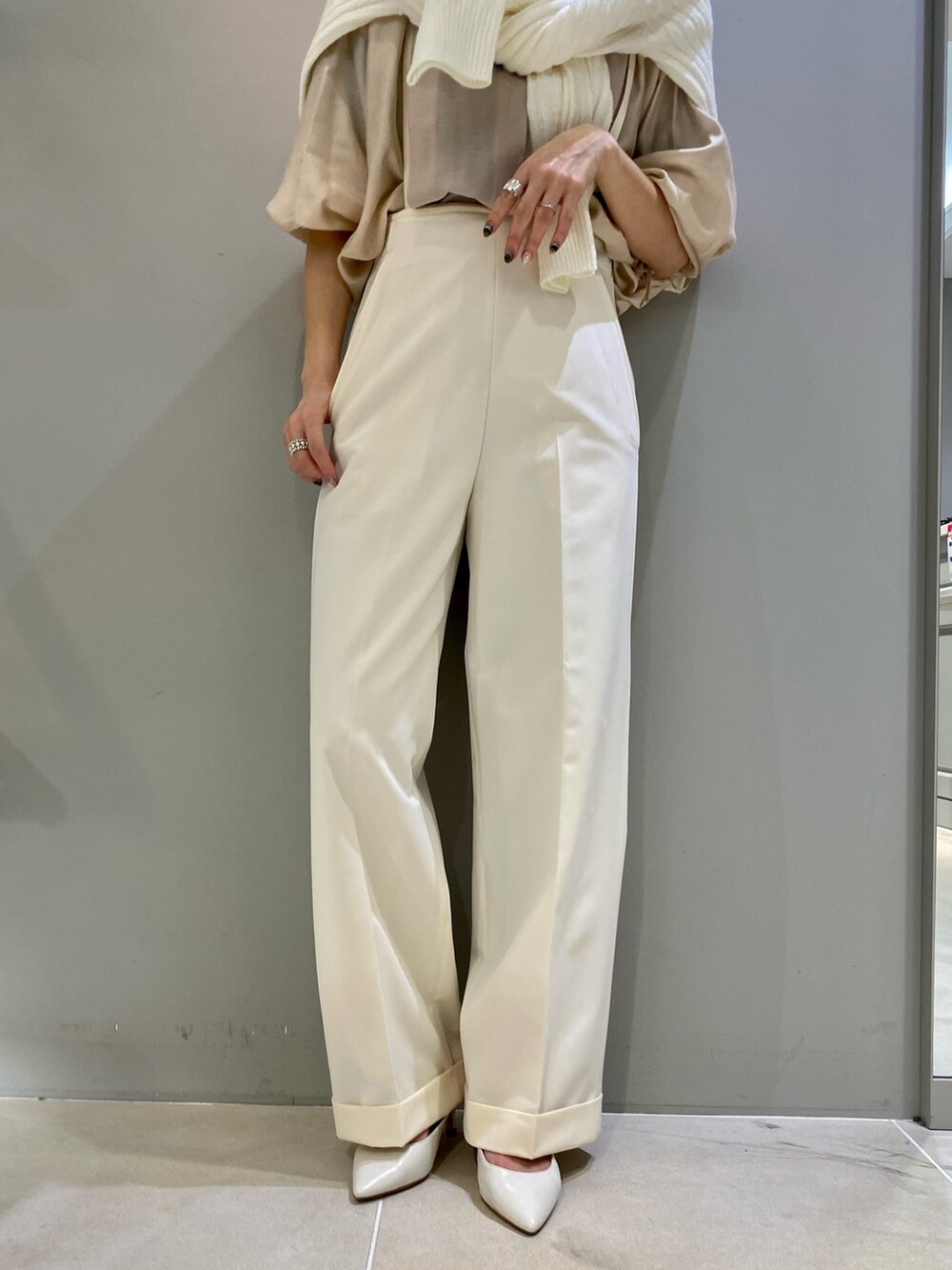 ホワイト系のその他パンツ、ベージュ系のシャツ/ブラウス、ホワイト系のニット/セーターを着用したレディースの冬コーディネートの2枚目の写真