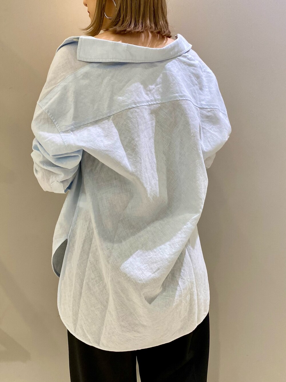 ホワイト系のショルダーバッグ、ブラック系のTシャツ/カットソー、ブラック系のその他パンツを着用したレディースの春コーディネートの5枚目の写真