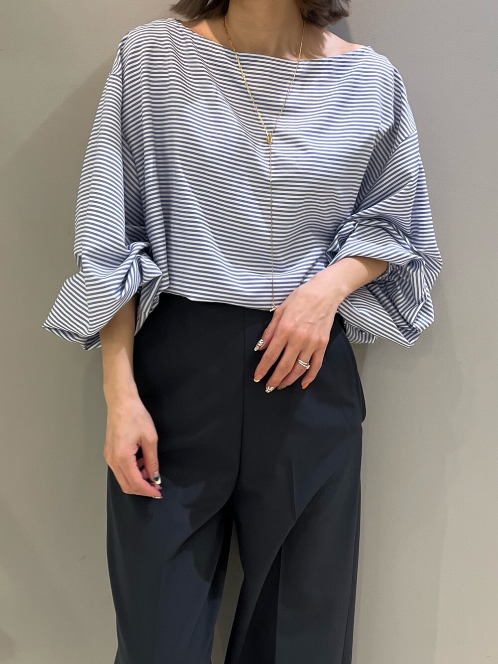 グレー系のその他パンツ、その他のシャツ/ブラウスを着用したレディースの春コーディネートの3枚目の写真