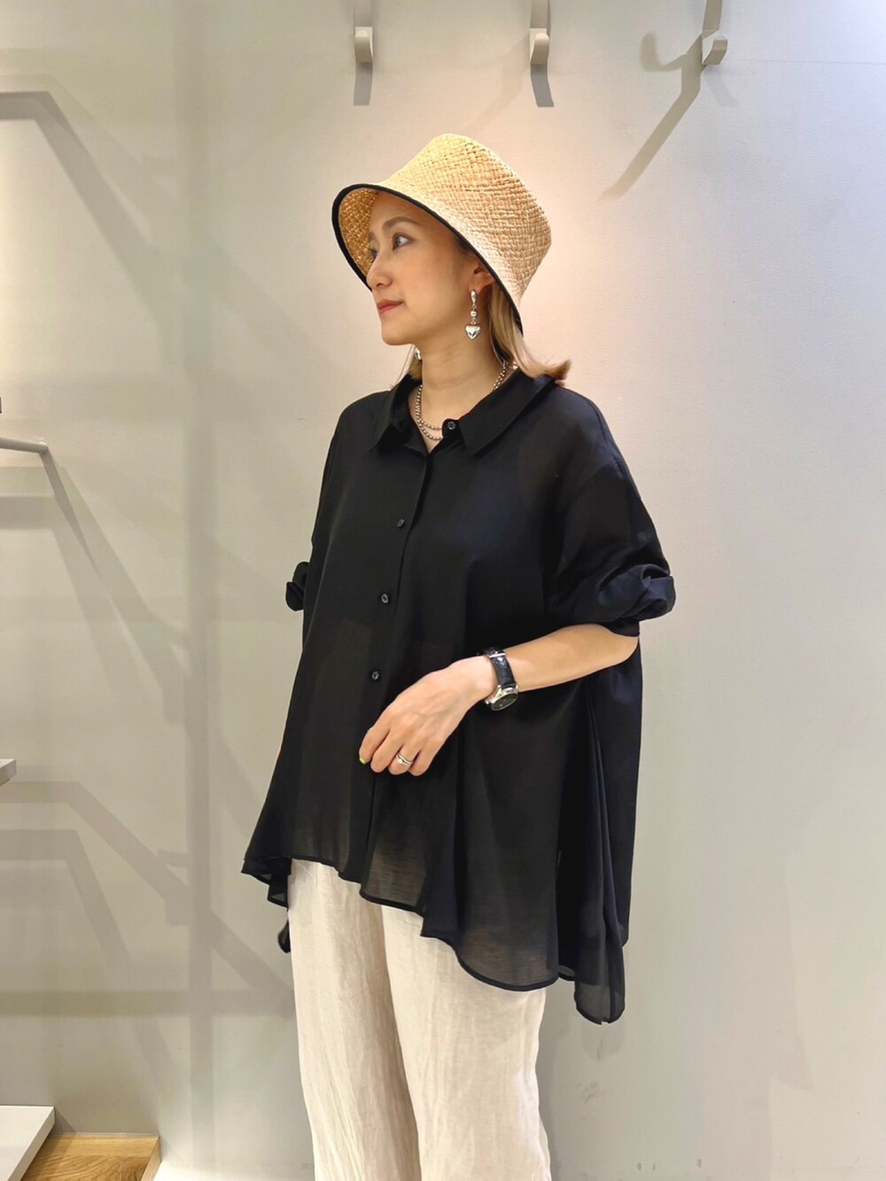 ブラック系のサンダル、ホワイト系のその他パンツ、ブラック系のシャツ/ブラウスを着用したレディースの夏コーディネートの3枚目の写真