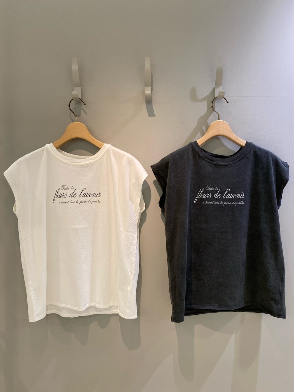 グレー系のTシャツ/カットソー、グリーン系のカーゴパンツ、ブラック系のサンダルを着用したレディースの春コーディネートの3枚目の写真