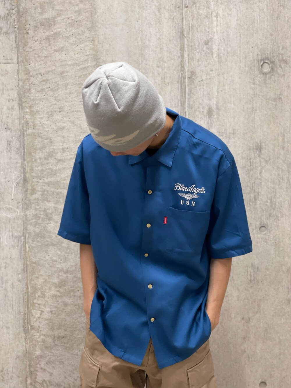 グリーン系のカーゴパンツ、ブルー系のシャツ/ブラウスを着用したメンズの春コーディネートの3枚目の写真