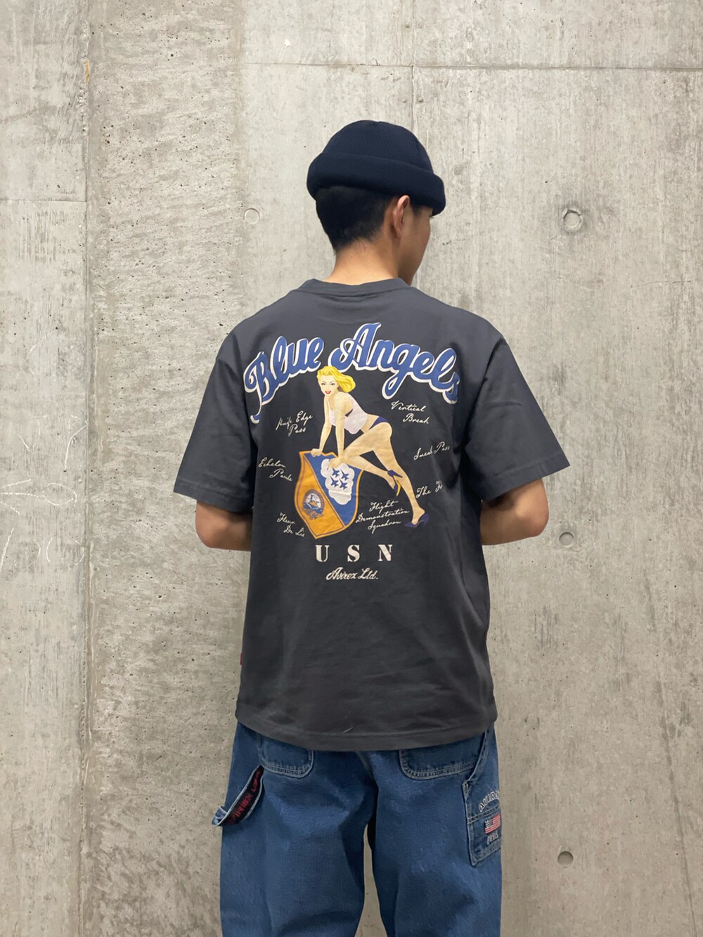 グレー系のTシャツ/カットソー、その他のデニムパンツ、ブルー系のニットキャップ/ビーニーを着用したメンズの春コーディネートの2枚目の写真