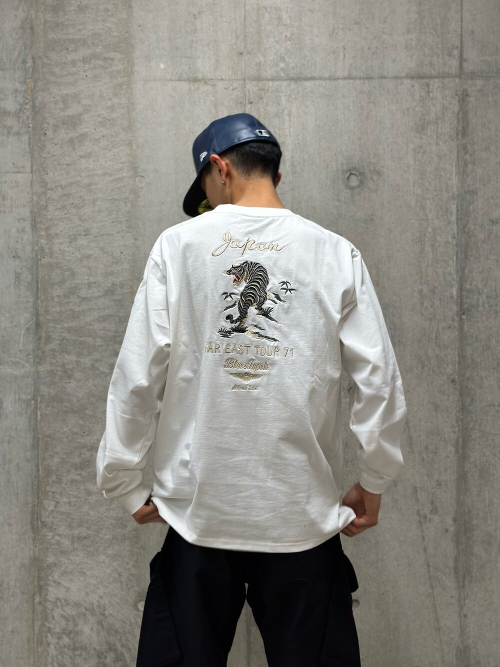 ブラック系のカーゴパンツ、ホワイト系のTシャツ/カットソーを着用したメンズの冬コーディネートの4枚目の写真