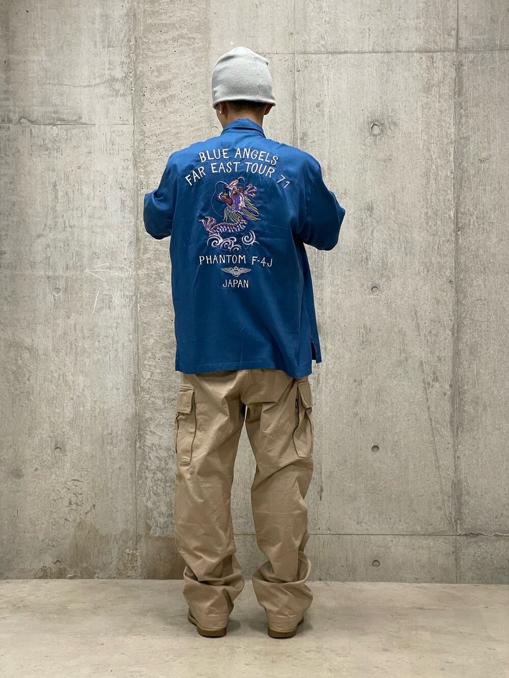 グリーン系のカーゴパンツ、ブルー系のシャツ/ブラウスを着用したメンズの春コーディネートの2枚目の写真