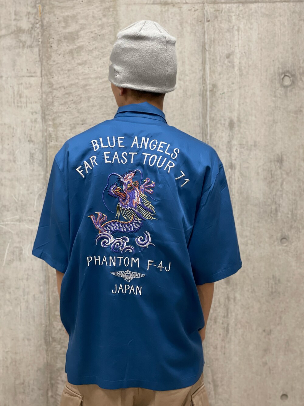 グリーン系のカーゴパンツ、ブルー系のシャツ/ブラウスを着用したメンズの春コーディネートの4枚目の写真