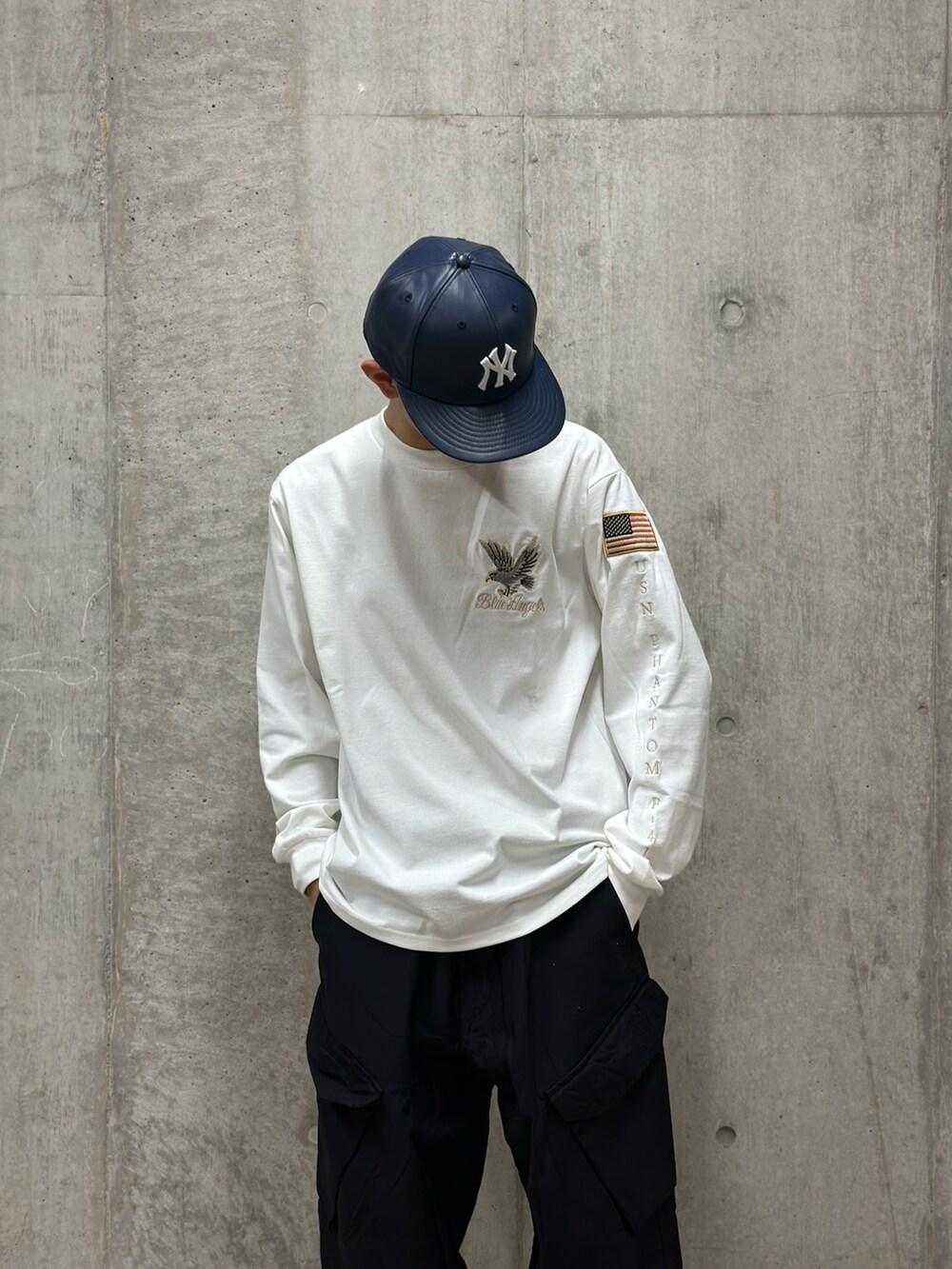 ブラック系のカーゴパンツ、ホワイト系のTシャツ/カットソーを着用したメンズの冬コーディネートの3枚目の写真