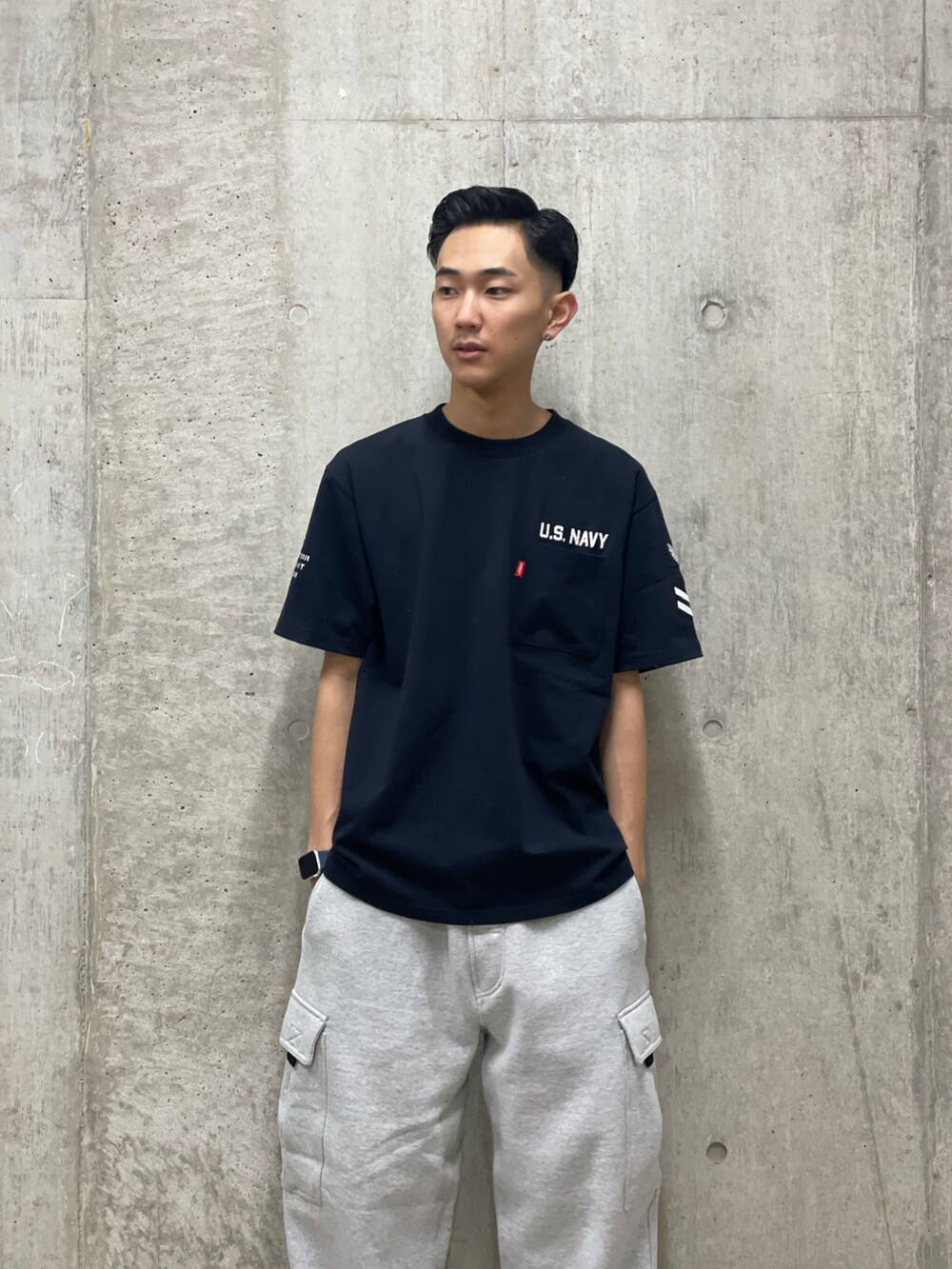 グレー系のスウェットパンツ、ブルー系のTシャツ/カットソーを着用したメンズの冬コーディネートの2枚目の写真