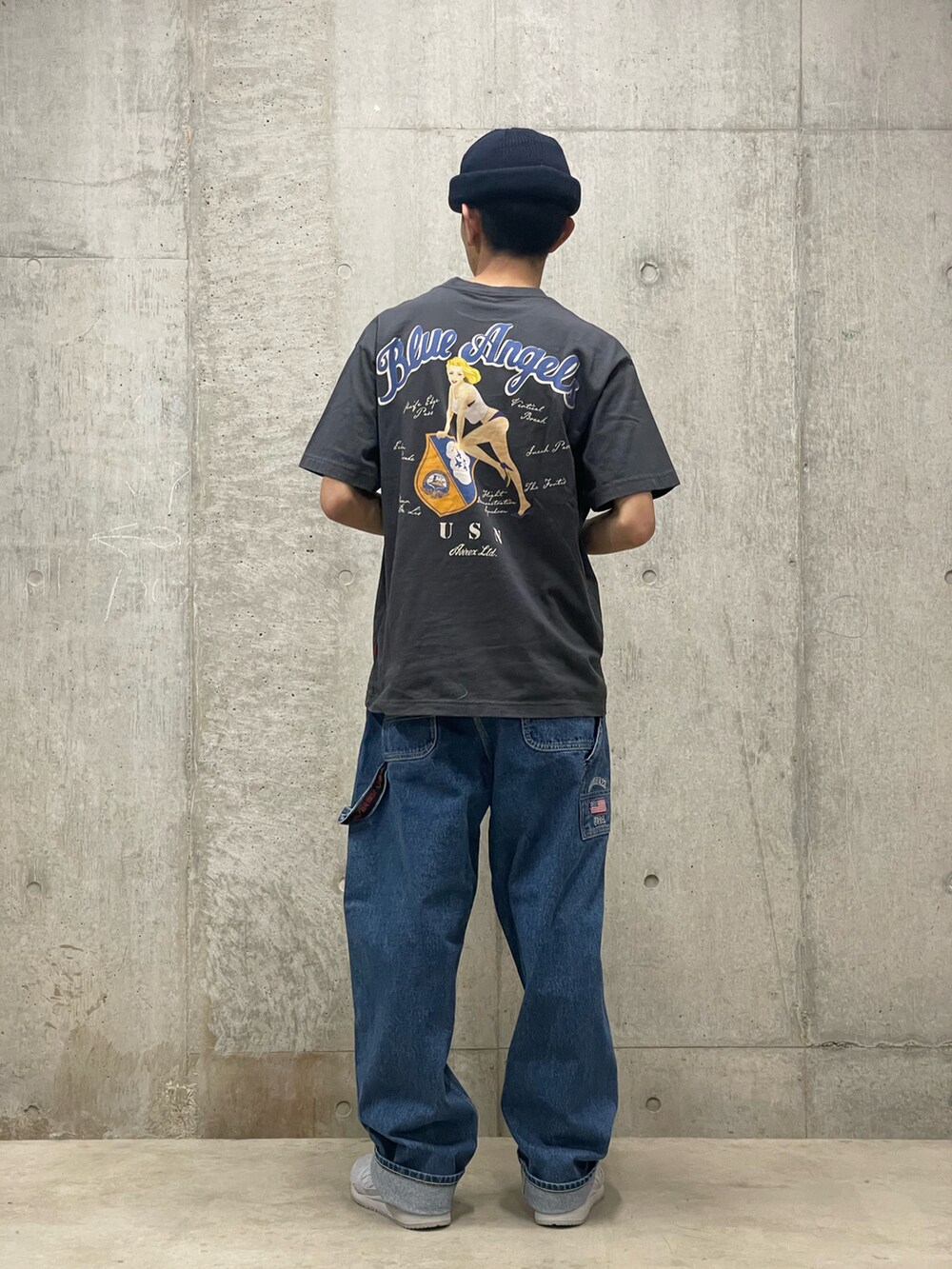 グレー系のTシャツ/カットソー、その他のデニムパンツ、ブルー系のニットキャップ/ビーニーを着用したメンズの春コーディネートの3枚目の写真