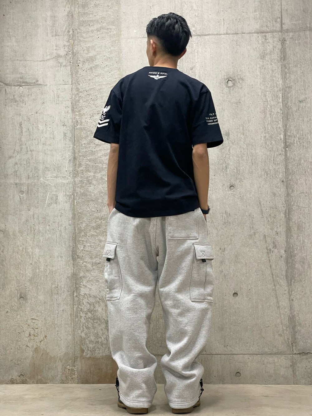 グレー系のスウェットパンツ、ブルー系のTシャツ/カットソーを着用したメンズの冬コーディネートの3枚目の写真