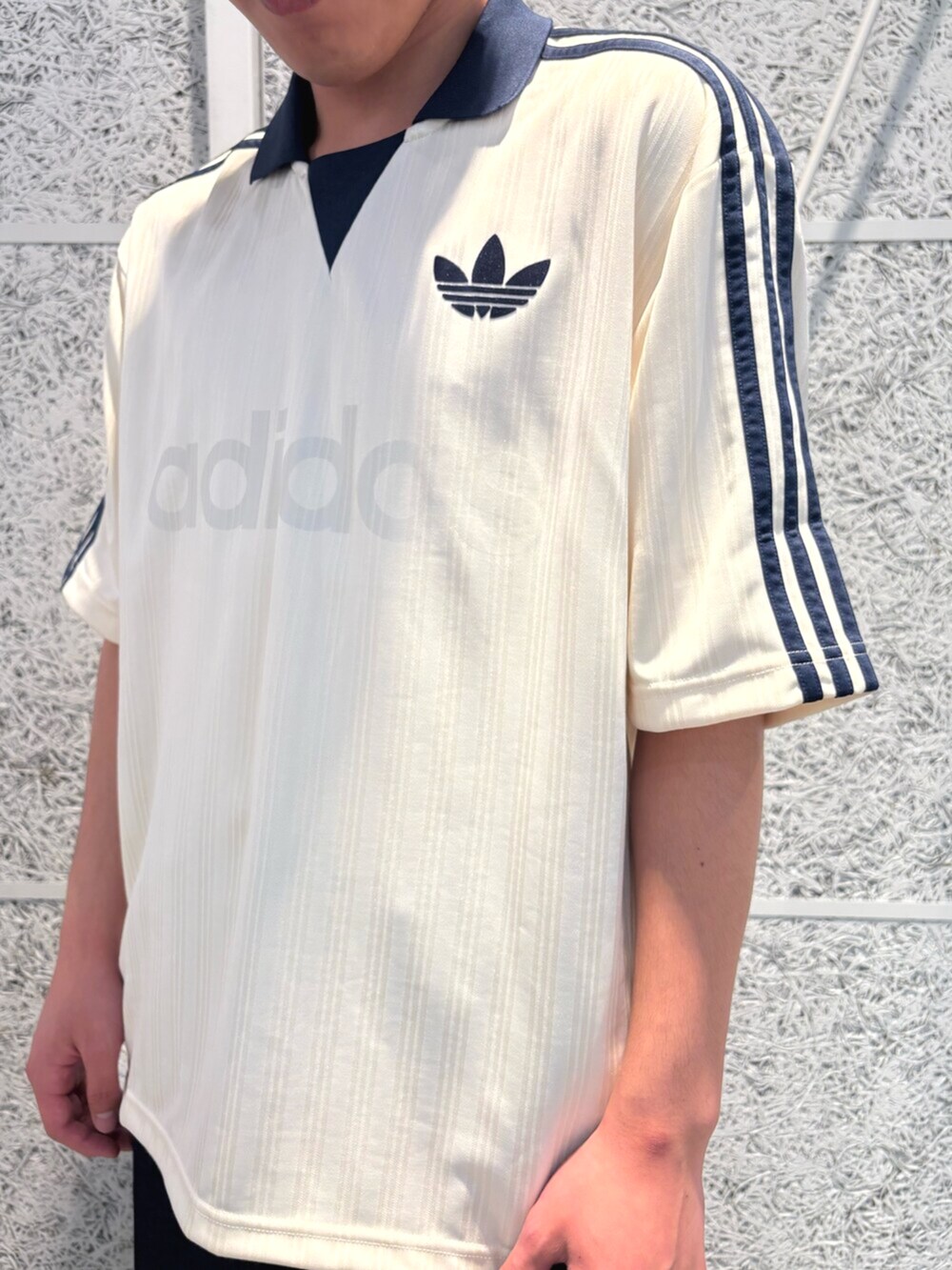 ブラック系のショルダーバッグ、ブルー系のデニムパンツ、ホワイト系のトップスを着用したメンズの夏コーディネートの2枚目の写真