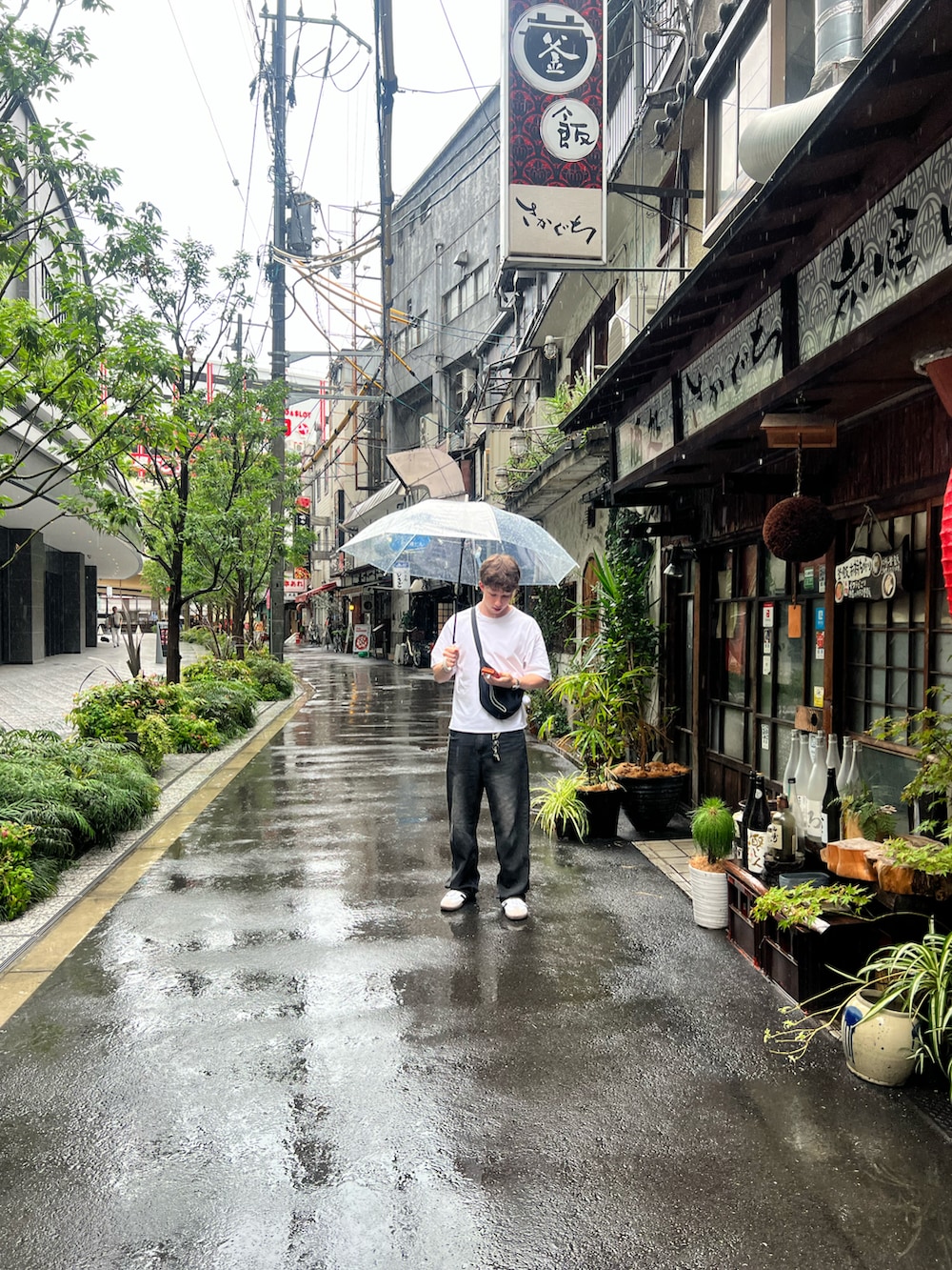 ブラック系のデニムパンツ、ホワイト系のTシャツ/カットソーを着用したメンズの夏コーディネートの2枚目の写真