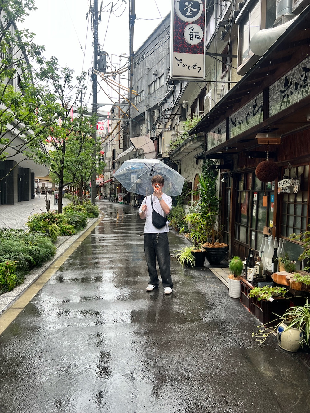 ブラック系のデニムパンツ、ホワイト系のTシャツ/カットソーを着用したメンズの夏コーディネートの3枚目の写真