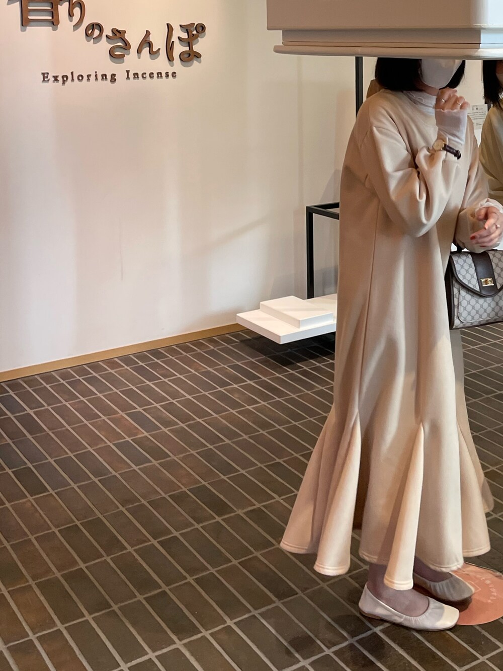 その他のシューズ、ベージュ系のワンピース、ホワイト系のTシャツ/カットソーを着用したレディースの春コーディネートの2枚目の写真