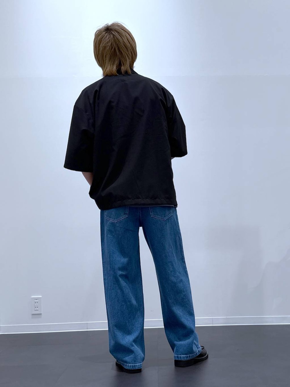 ブラック系のローファー、ブラック系のテーラードジャケット、ブルー系のデニムパンツを着用したメンズの夏コーディネートの3枚目の写真