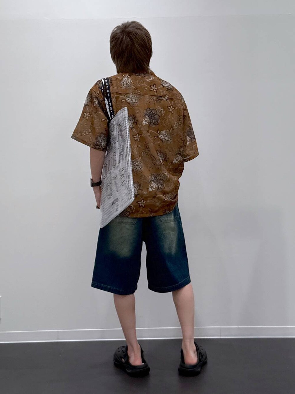 ブルー系のデニムパンツ、ブラック系のサンダル、イエロー系のシャツ/ブラウスを着用したメンズの春コーディネートの3枚目の写真