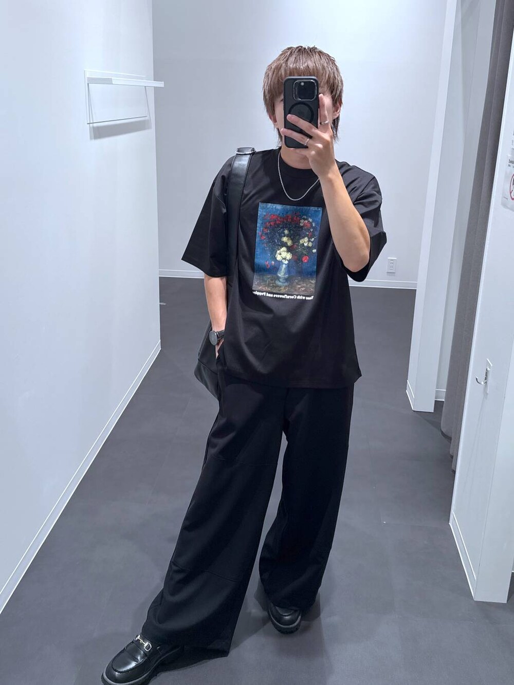 ブラック系のその他パンツ、ブラック系のTシャツ/カットソーを着用したメンズの夏コーディネートの2枚目の写真