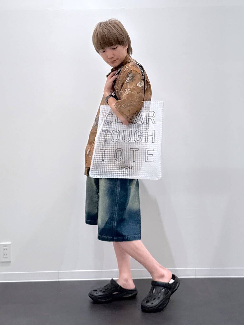 ブルー系のデニムパンツ、ブラック系のサンダル、イエロー系のシャツ/ブラウスを着用したメンズの春コーディネートの4枚目の写真