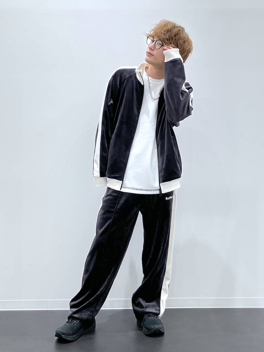ブラック系のスニーカー、ホワイト系のTシャツ/カットソー、ブラック系のその他パンツを着用したメンズの秋コーディネートの4枚目の写真
