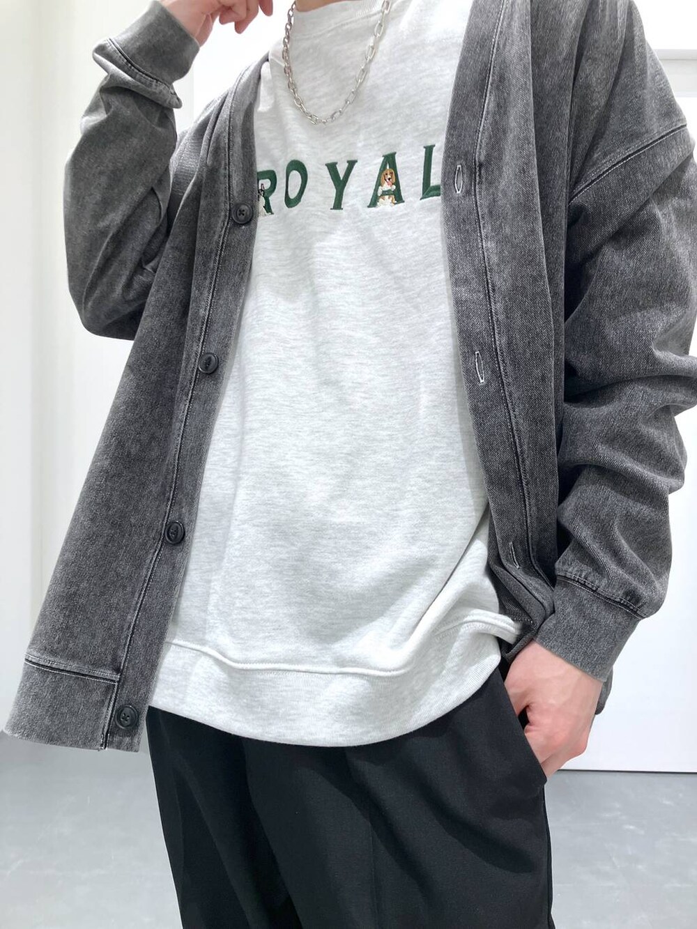 ブラック系のカーディガン/ボレロ、ブラック系のローファー、ブルー系のショルダーバッグを着用したメンズの春コーディネートの5枚目の写真