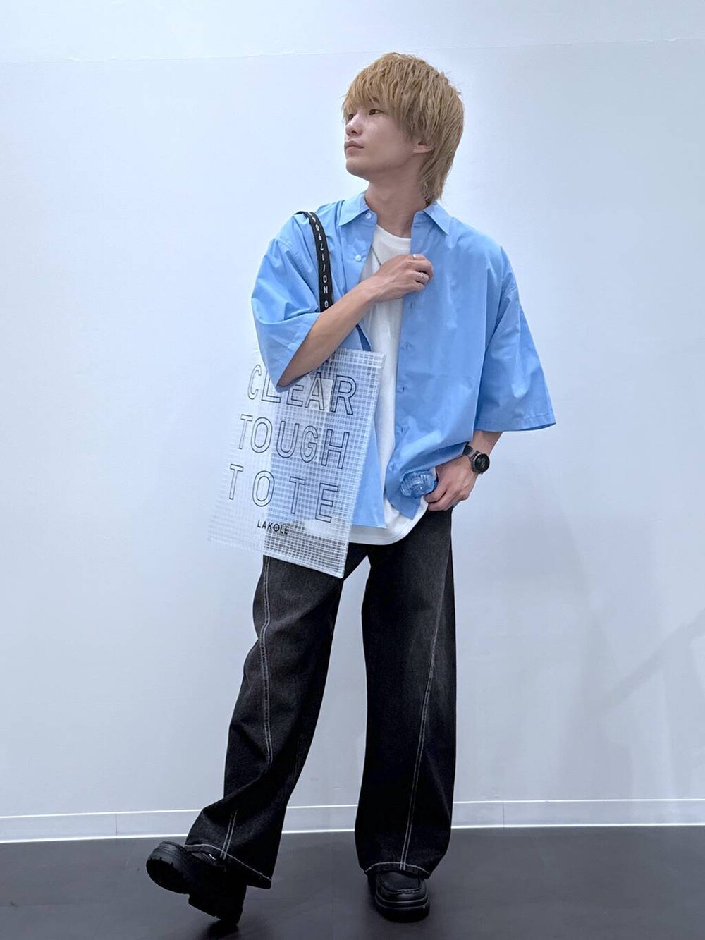 ブラック系のデニムパンツ、ブラック系のローファー、ホワイト系のTシャツ/カットソーを着用したメンズの夏コーディネートの4枚目の写真