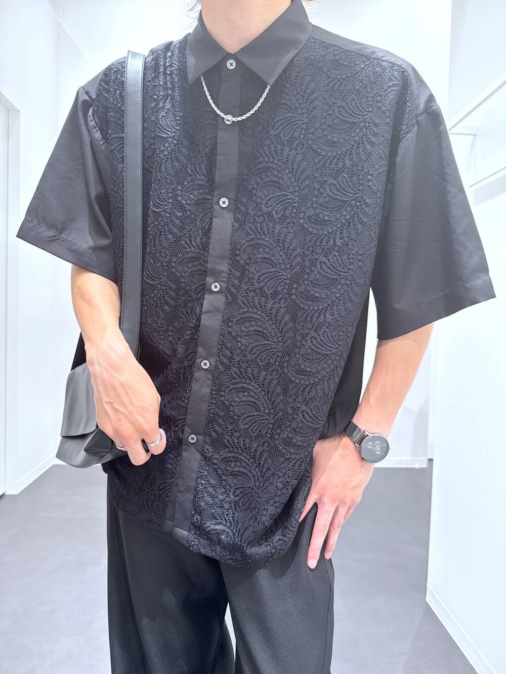 ブラック系のローファー、ブラック系のショルダーバッグ、ブラック系のシャツ/ブラウスを着用したメンズの夏コーディネートの5枚目の写真