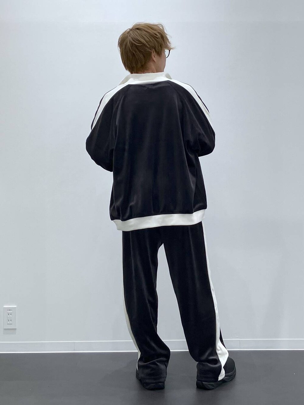 ブラック系のスニーカー、ホワイト系のTシャツ/カットソー、ブラック系のその他パンツを着用したメンズの秋コーディネートの3枚目の写真