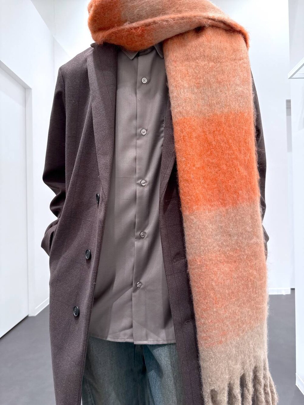 「ユニセックス、低身長、ベーシック/シンプル、きれいめ、シャツ、コート、チェスターコート、デニムパンツ、ローファー、冬コーデ、マフラー」｜「LAKOLEのウーリーテックチェスターコート / 116720（チェスターコート、ブラウン系）」を使った、おばてぃーさん（メンズ・169cm）の冬コーディネートの6枚目の写真