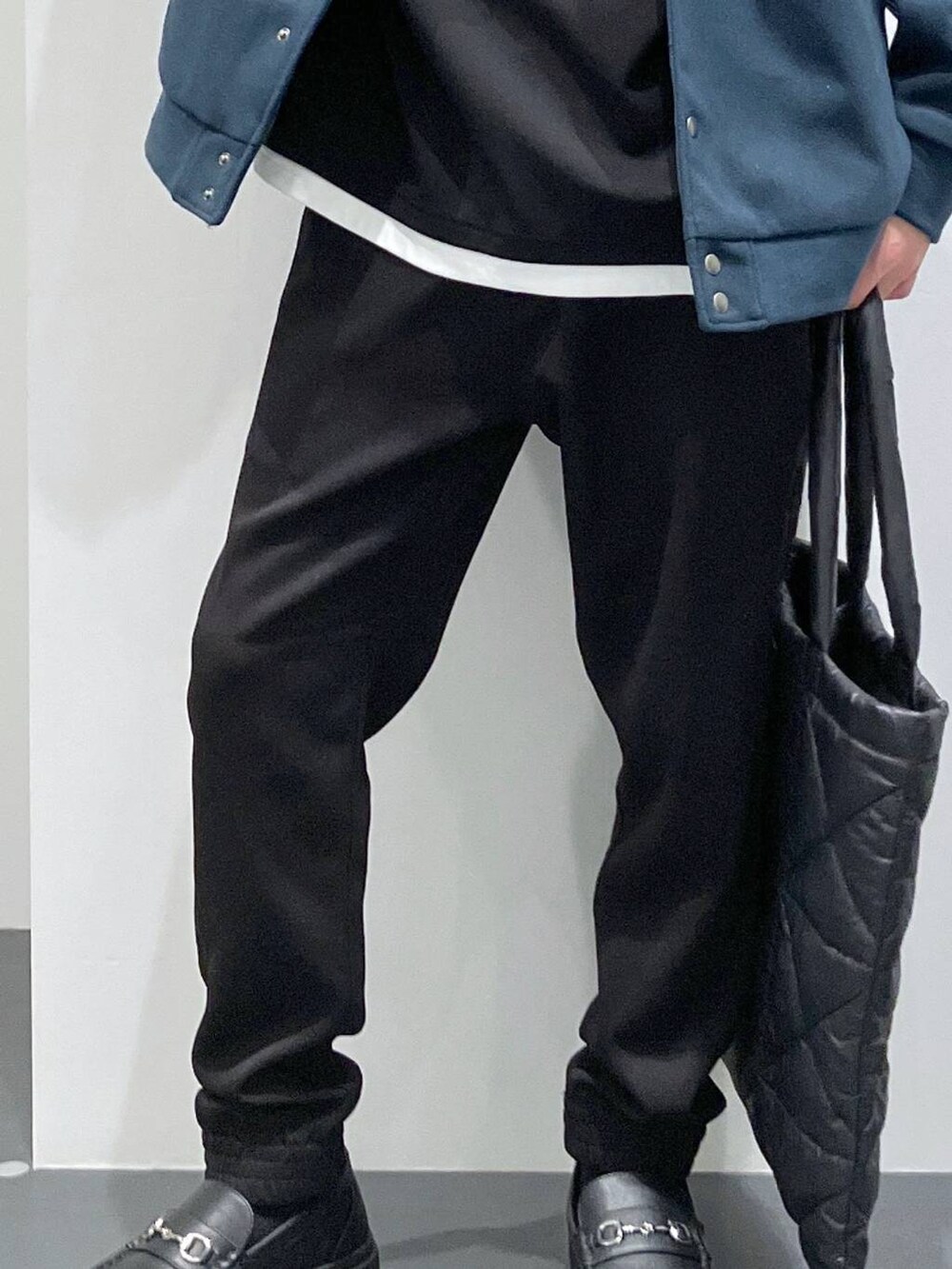 ブラック系のローファー、グリーン系のスタジャン、ブラック系のTシャツ/カットソーを着用したメンズの冬コーディネートの8枚目の写真