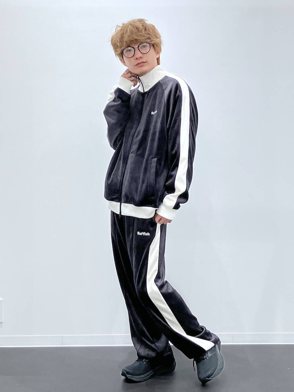 ブラック系のスニーカー、ホワイト系のTシャツ/カットソー、ブラック系のその他パンツを着用したメンズの秋コーディネートの6枚目の写真