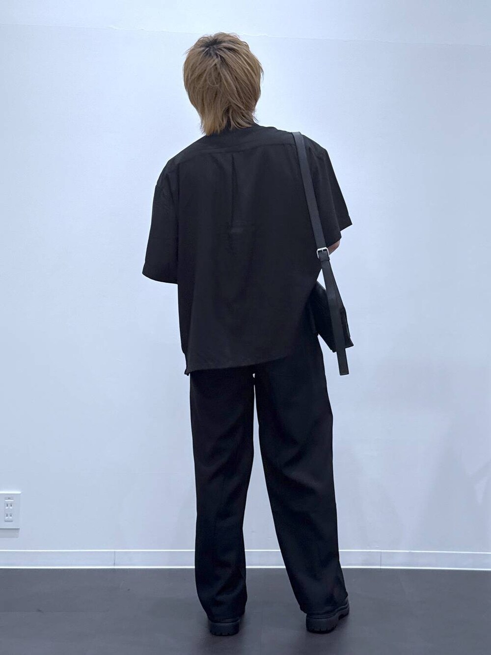 ブラック系のローファー、ブラック系のショルダーバッグ、ブラック系のシャツ/ブラウスを着用したメンズの夏コーディネートの3枚目の写真