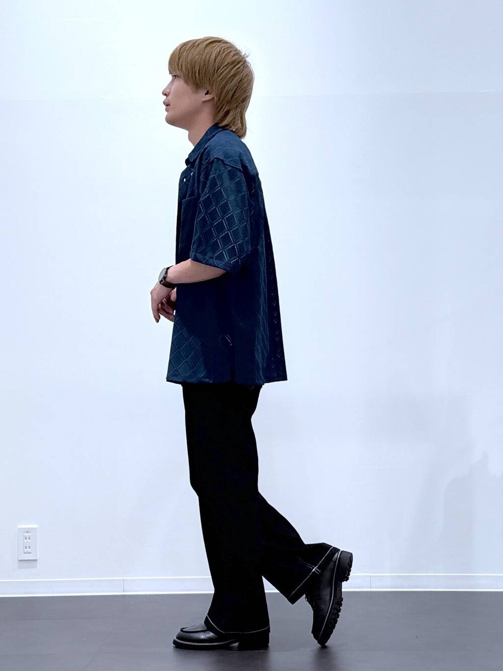 ブラック系のローファー、ホワイト系のTシャツ/カットソー、ブルー系のシャツ/ブラウスを着用したメンズの夏コーディネートの2枚目の写真