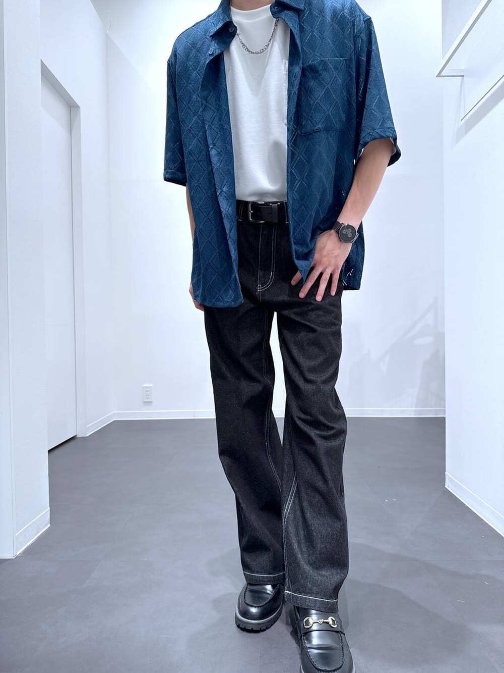 ブラック系のローファー、ホワイト系のTシャツ/カットソー、ブルー系のシャツ/ブラウスを着用したメンズの夏コーディネートの5枚目の写真