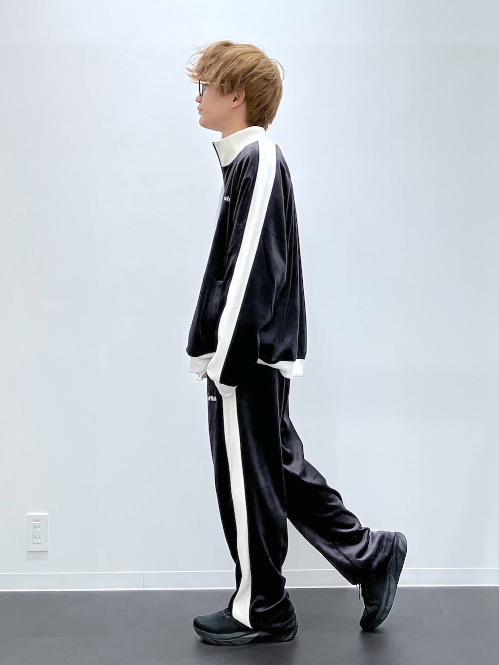 ブラック系のスニーカー、ホワイト系のTシャツ/カットソー、ブラック系のその他パンツを着用したメンズの秋コーディネートの2枚目の写真